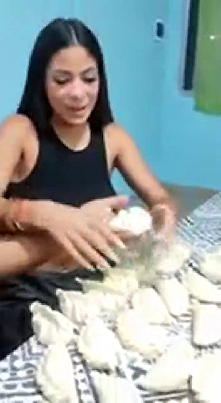 Daniela Celis intentó hacer empanadas y sus uñas se llevaron todas las miradas