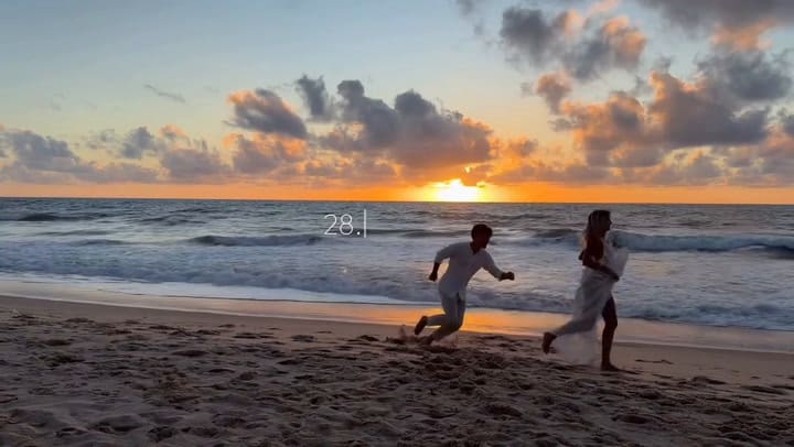 En la playa, al atardecer, Cale y Nico confirmaron la fecha de su casamiento civil