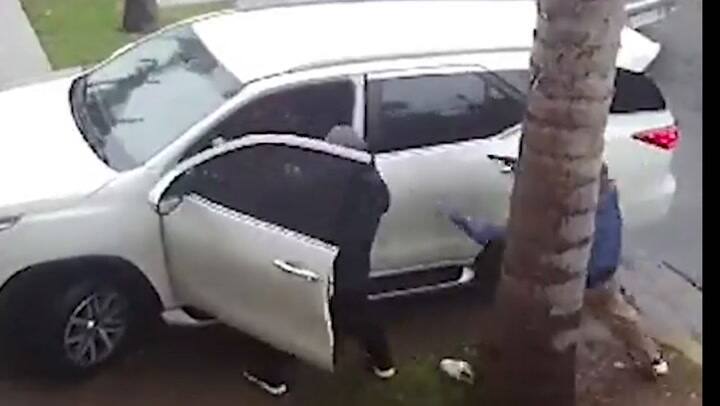 Estacionaba su auto y fue abordada por delincuentes que le robaron en Castelar