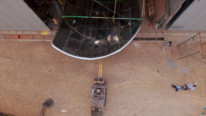 Traslado e instalación de la Floralis genérica