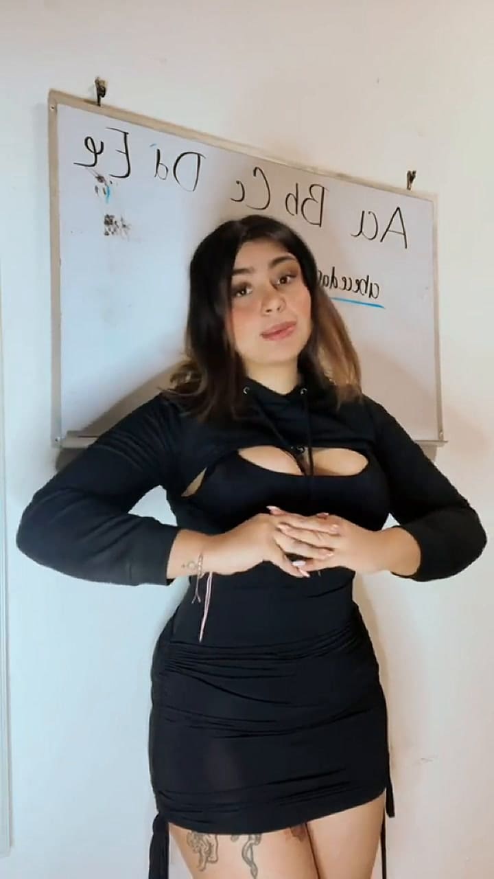 La joven da detalles de sus respectivos trabajos