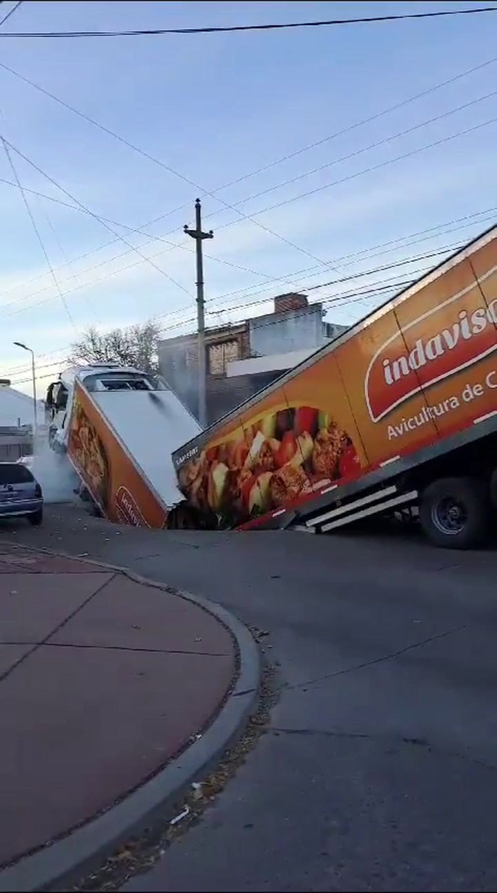Un camión cayó en un pozo