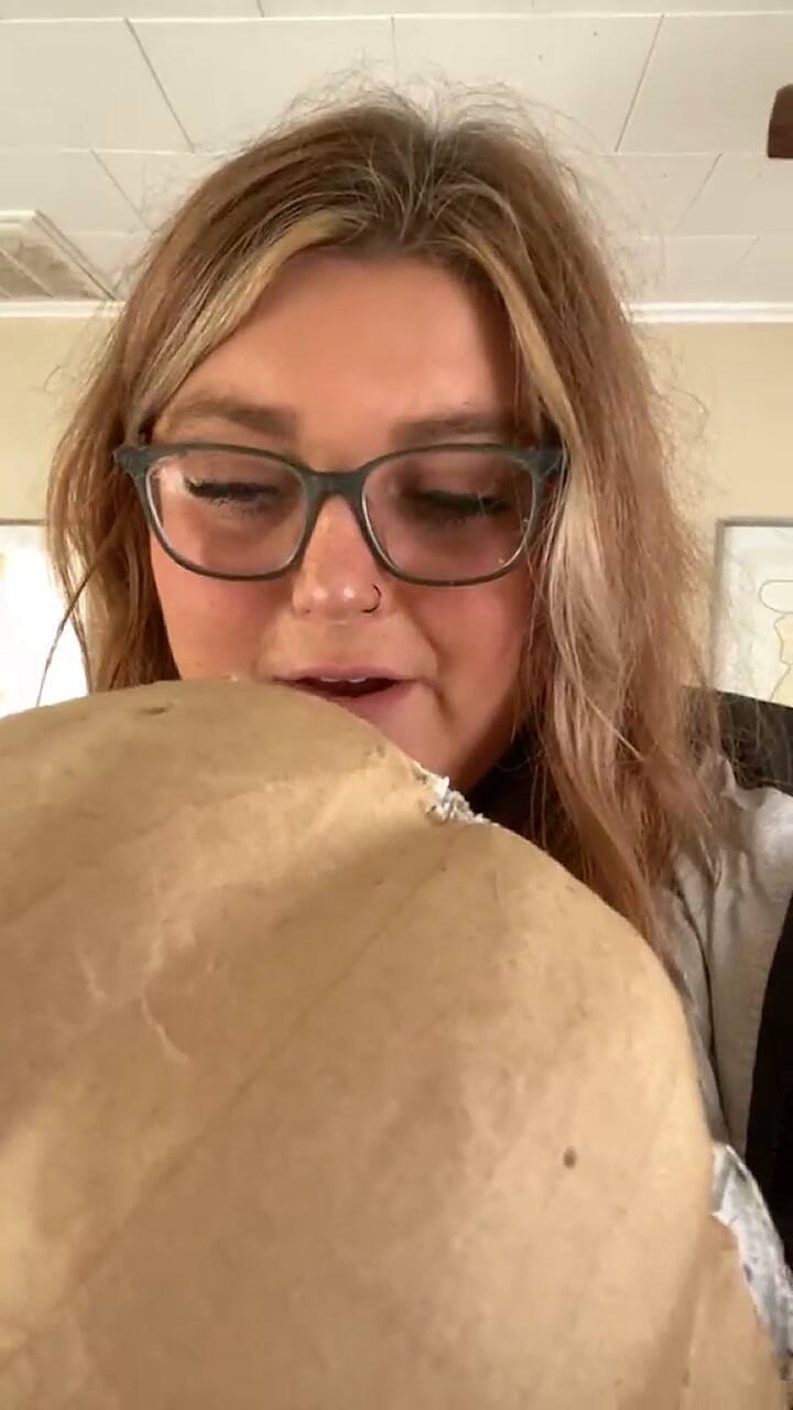 La calabaza de una mujer estaba hecha con estados de cuenta bancarios reales