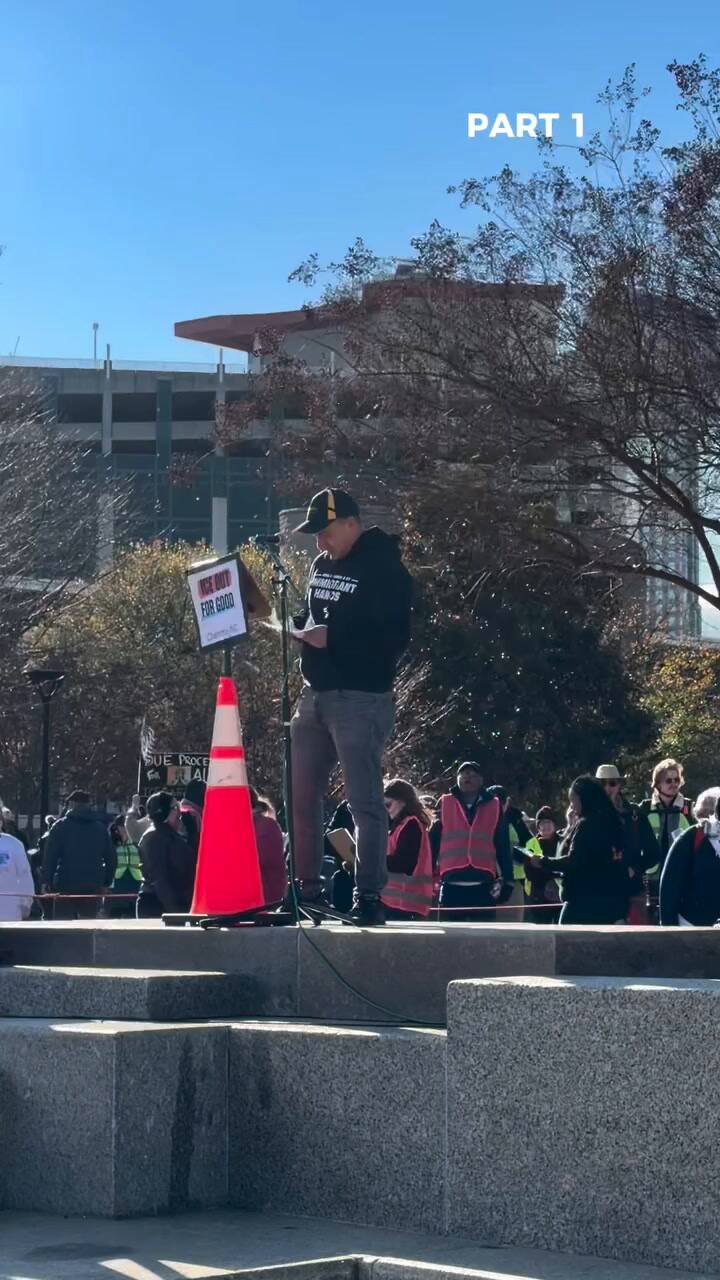 Manolo Betancur en una protesta contra el ICE