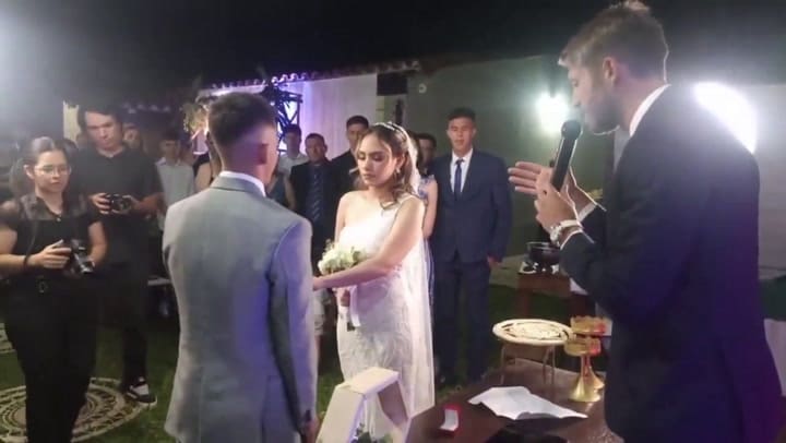Jonathan Schunke dejó por un momento el fútbol de lado y cumplió su función de Pastor, bendiciendo a Jesús Alvarenga, ex compañero en Paraguay, con su novia Nicol
