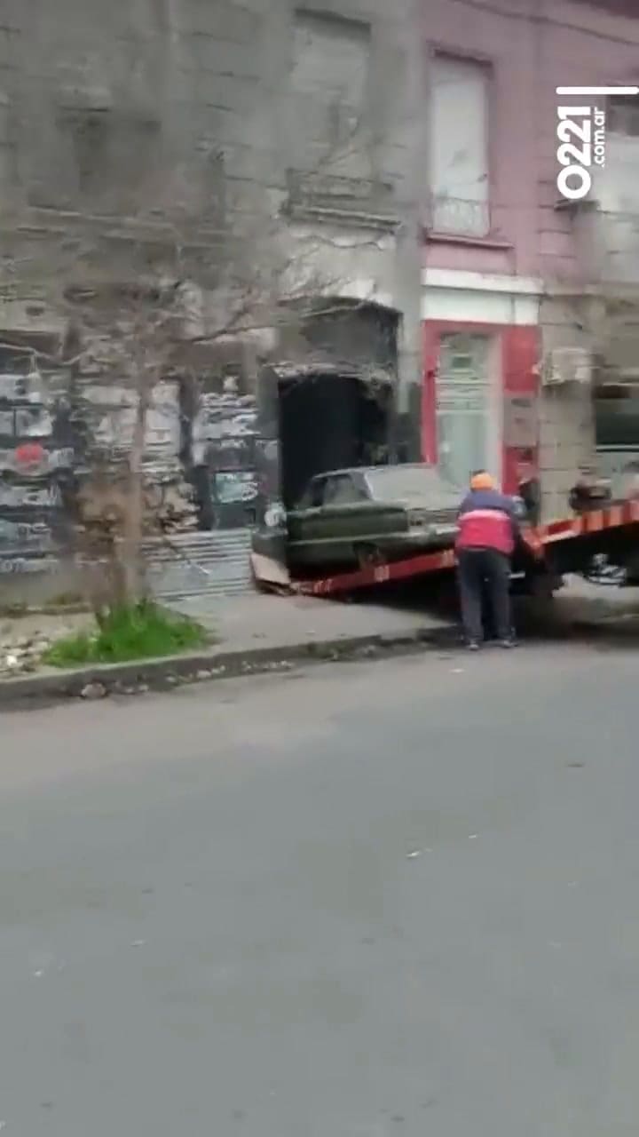 Así sacaban el viejo Ford Falcon de la casa de Ricardo Barreda en La Plata