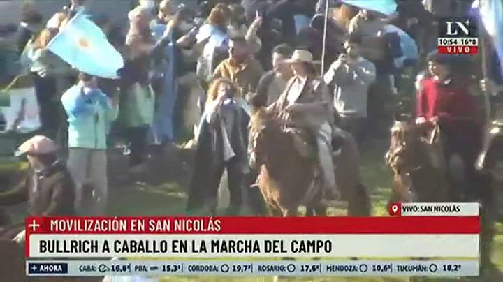 Patricia Bullrich a caballo en la marcha del campo. Movilización en San Nicolás.