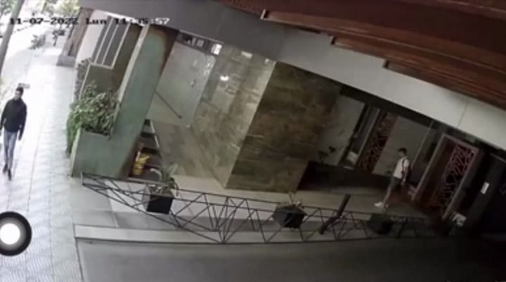 Así fue el robo a mano armada en la entrada del departamento