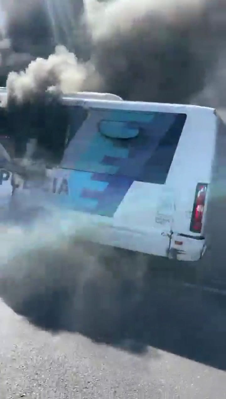 Se incendió un micro de la Policía Bonaerense en la autopista Ricchieri