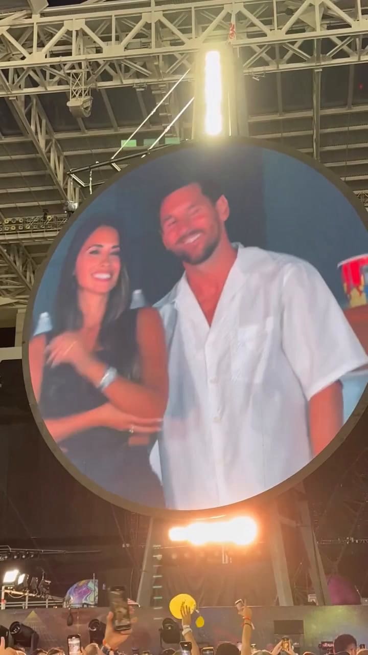 En primer plano: la kiss-cam de Leo Messi y Anto Roccuzzo en Coldplay