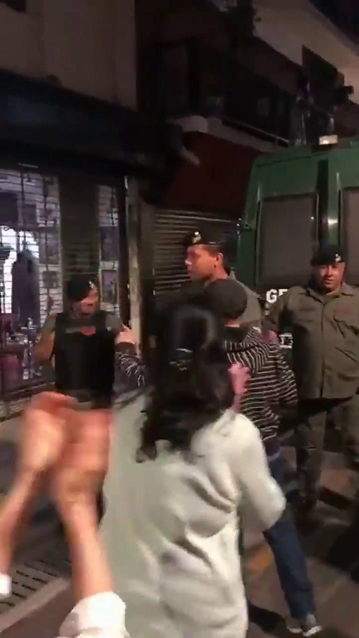 El aplauso de los manifestantes a los gendarmes en la marcha de Macri - Fuente: Twitter