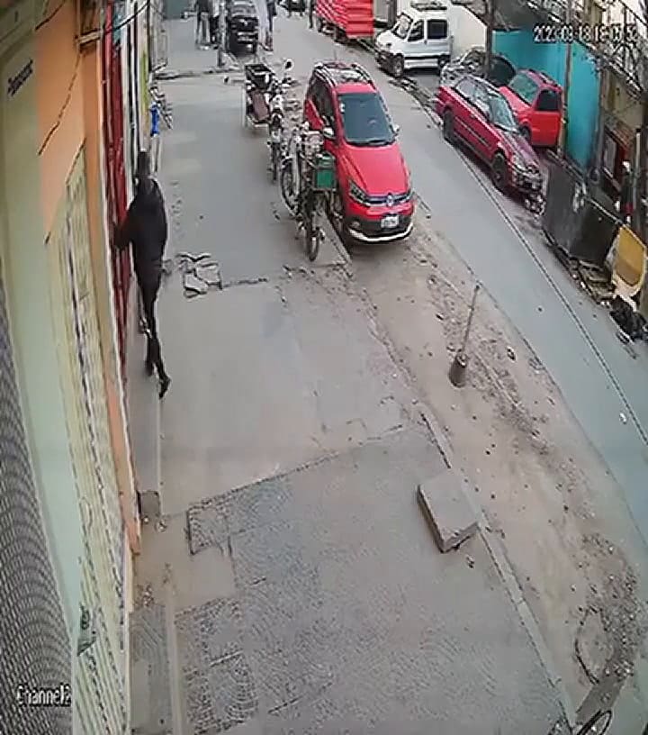 Robaron una camioneta y en la huida chocaron contra tres autos y atropellaron a una mujer