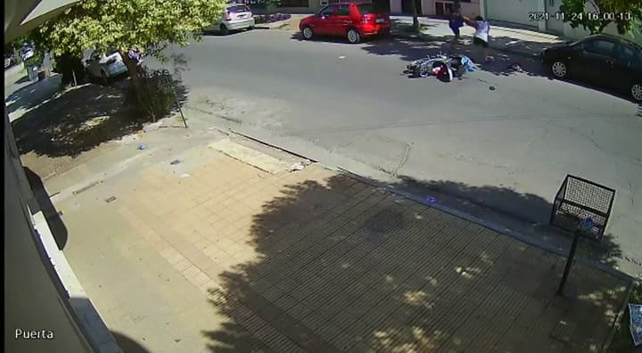 El momento en el que el motochorro patea a la mujer para robarle