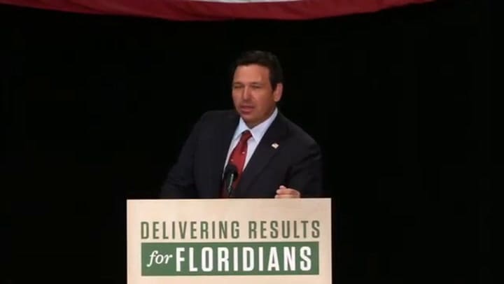 DeSantis durante la firma de la ley agrícola en Florida