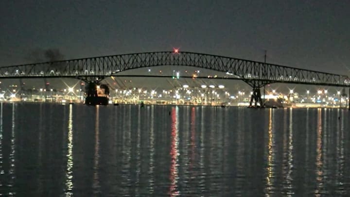 capturan el colapso de un puente en Baltimore después de la colisión de un barco