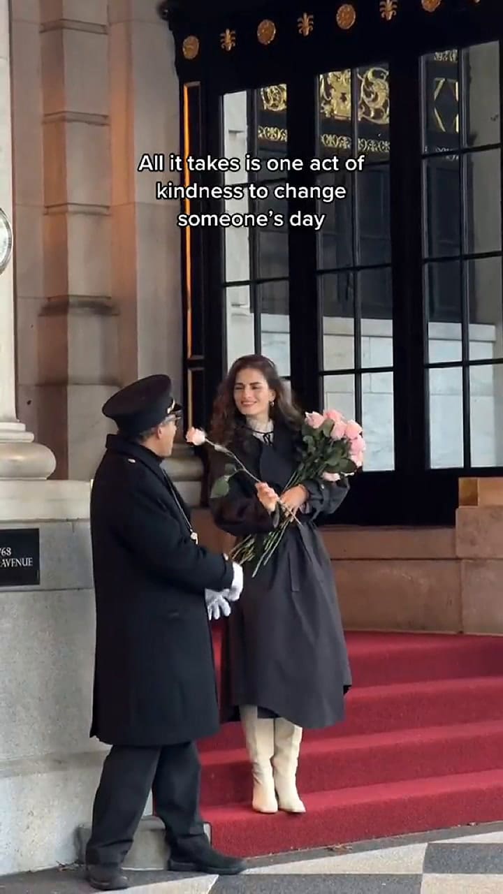 Una mujer sorprendió a un guardia al obsequiarle una rosa