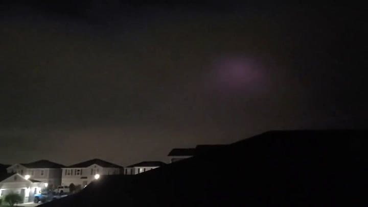 Una intensa tormenta eléctrica azotó Orlando, Florida, el lunes