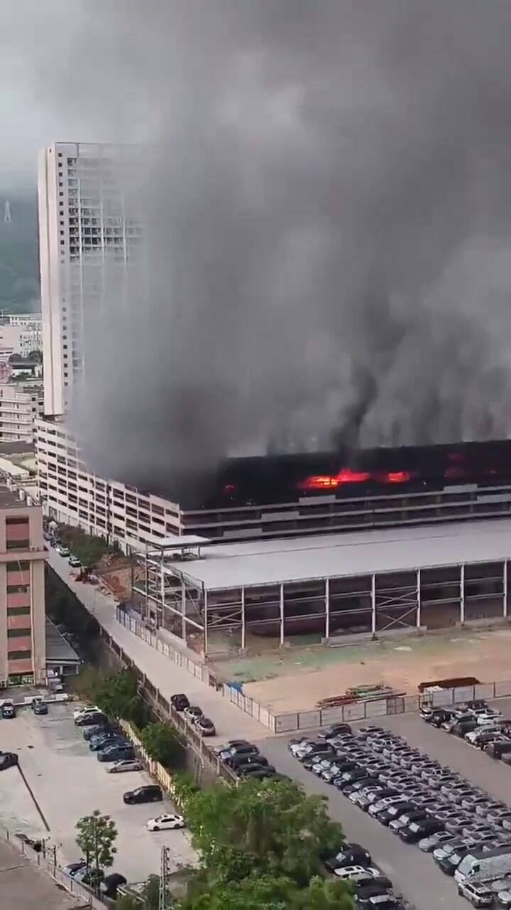 Un feroz incendio se desató en el estacionamiento de una de las mayores automotrices de China