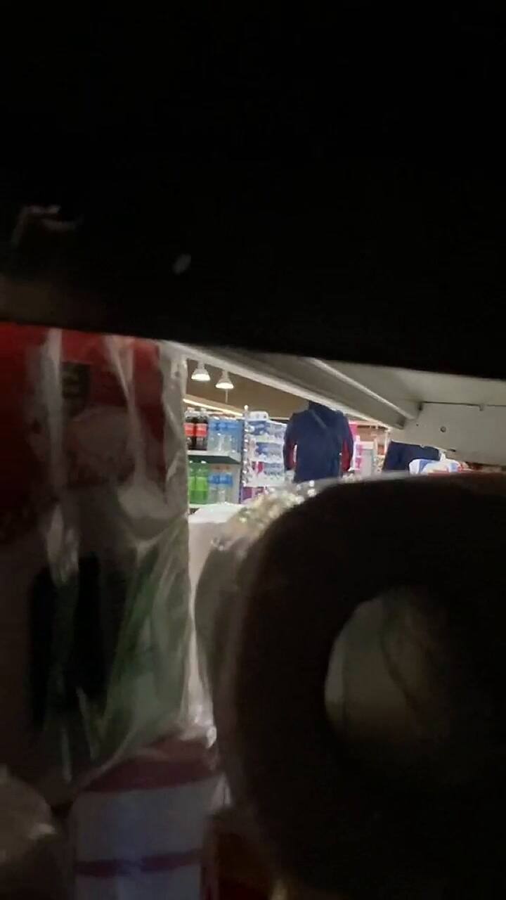 Se escondieron en una góndola de supermercado y pasaron la noche solos