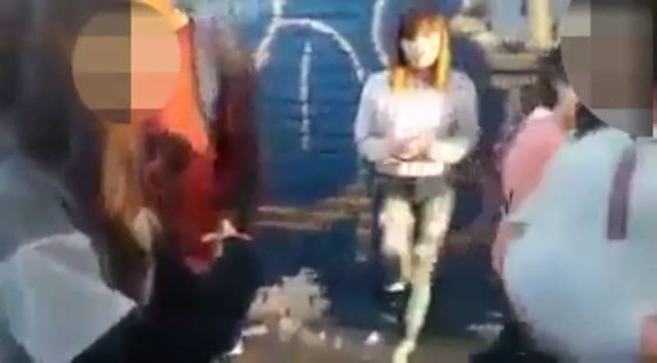 Una embarazada golpeó a una niña de 12 años por estar a favor del aborto - Fuente: Youtube