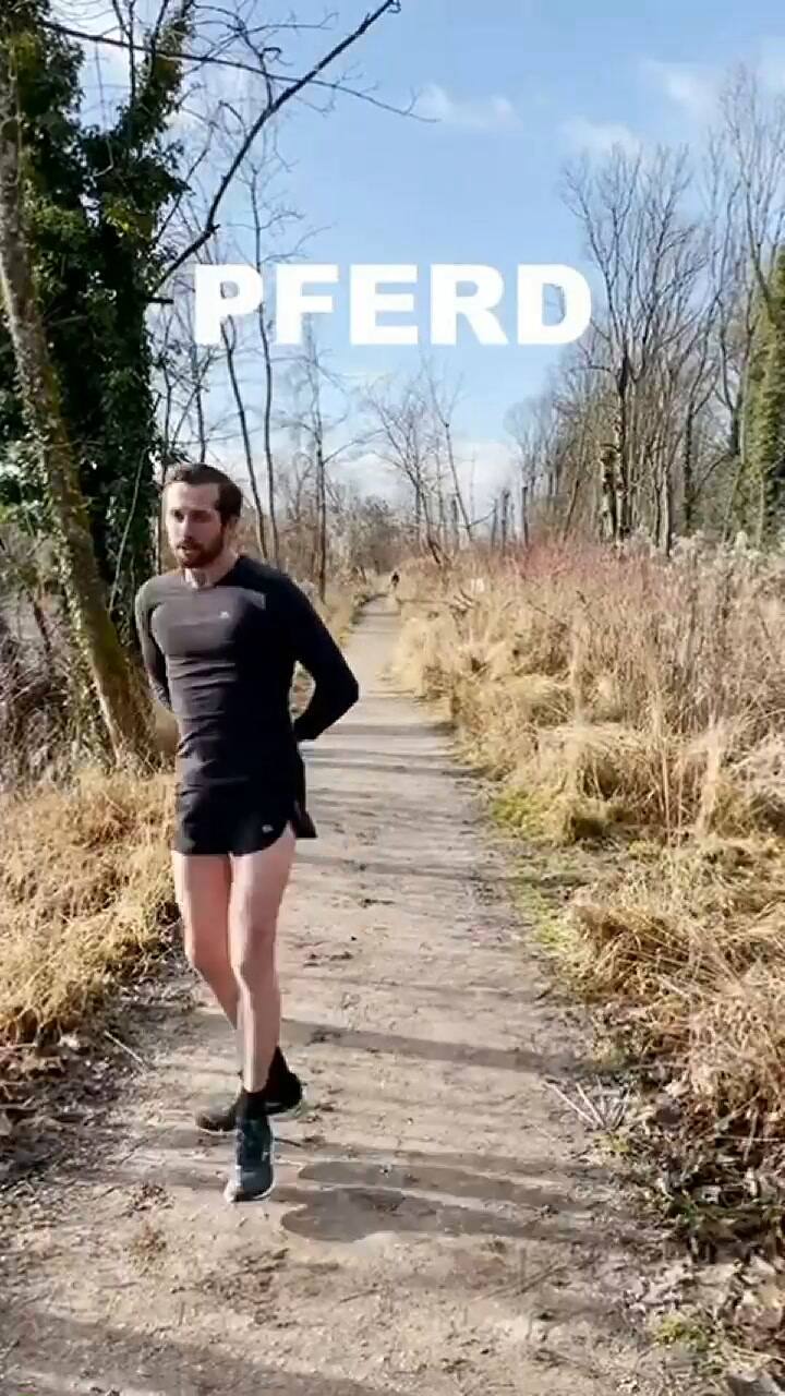 Un actor austríaco que imita la manera de caminar de los animales