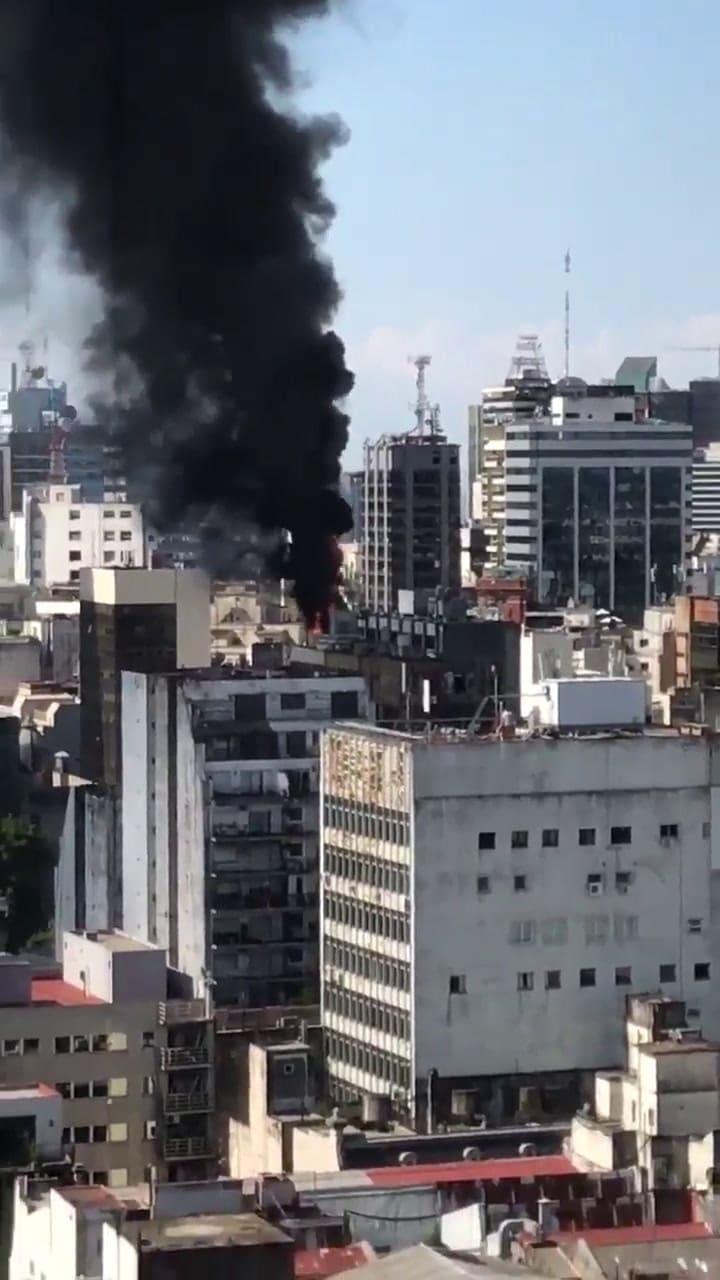 Se incendia la terraza de un edificio en el microcentro porteño - Fuente: Twitter