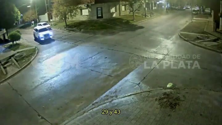 Robaron una camioneta y terminaron en una zanja