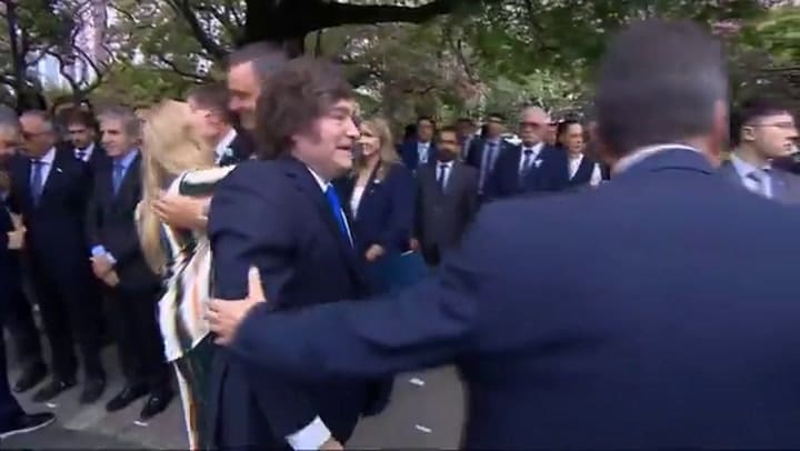 El abrazo entre Milei y Adorni