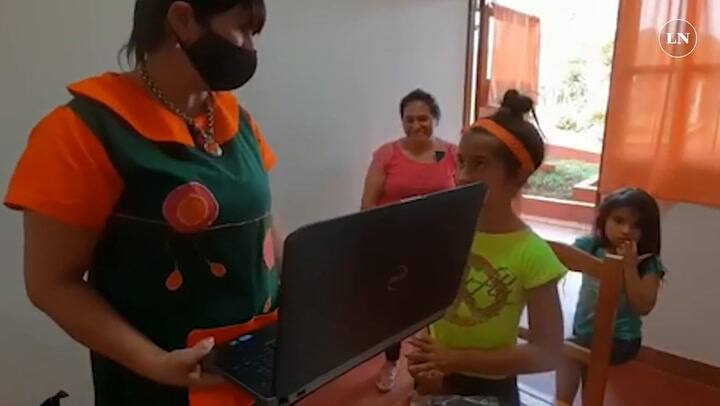 Yeni recibiendo las donaciones