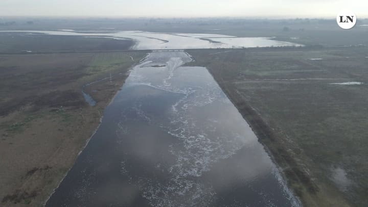 En Alberti, un puente quedó chico y se produjo el desborde del Río Salado