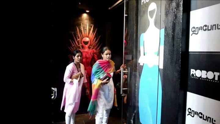 Robots sirven la comida en un restaurante en India