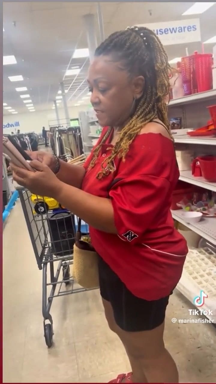 Es estadounidense y fue atacada en un supermercado por hablar en español: llamaron al ICE y “deportarla”