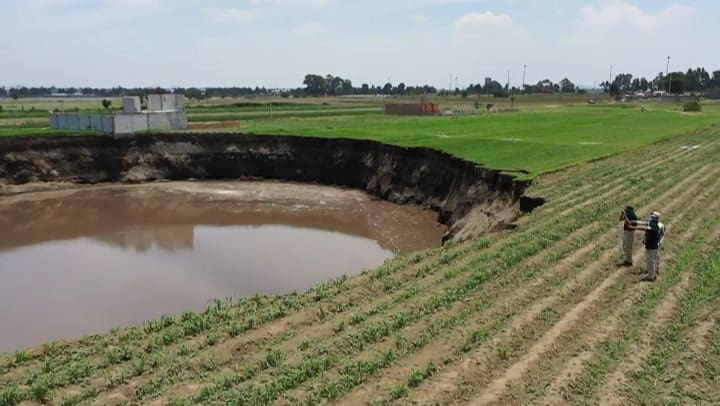 El impresionante socavón que se abrió en México