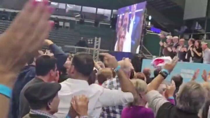 Con cánticos de “Cristina presidenta” y sin Alberto Fernández, el congreso del PJ sesionó en Ferro