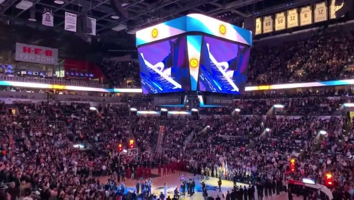 Michelle Leclercq interpretó el himno nacional en el homenaje a Manu Ginóbili - Fuente: YouTube Sir