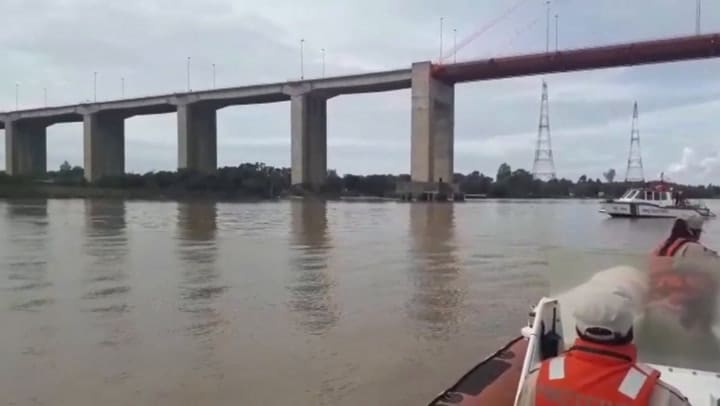 Buscan a uno de los hermanos desaparecidos en el río Paraná