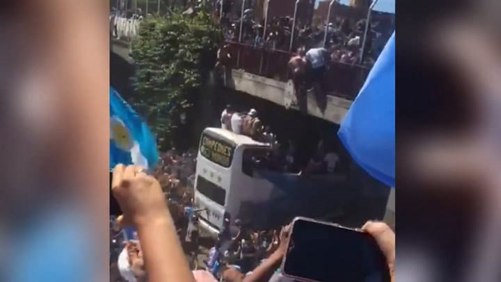 Dos personas se tiraron al colectivo de Argentina