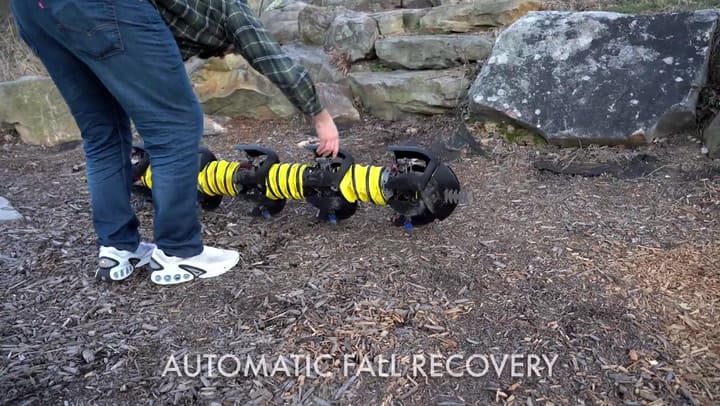 Un robot ciempiés desmalezador de Ground Control Robotics