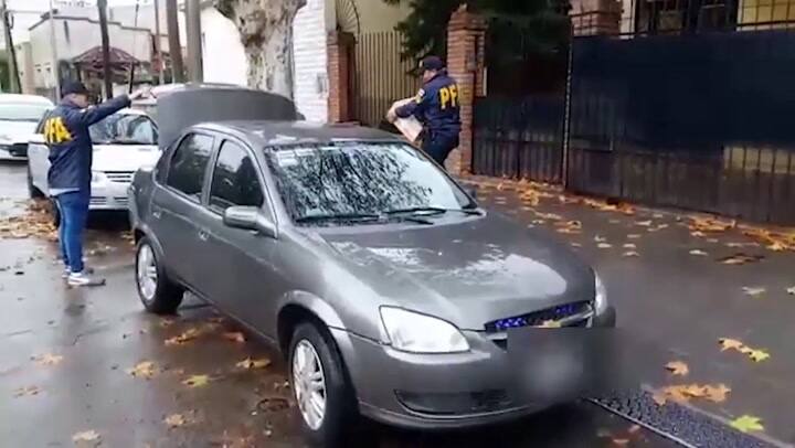 La policia se retira luego de detener a otro de los acusados por pornografia infantil Fuente: Telam