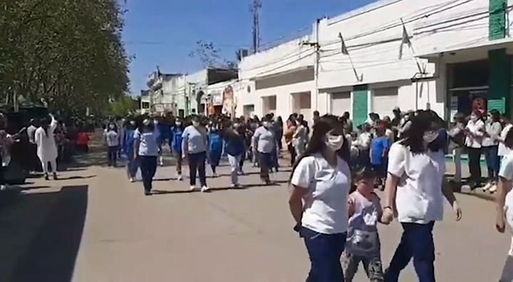 Ataque a la oposición durante un desfile de alumnos y personal de salud en Carmen de Areco