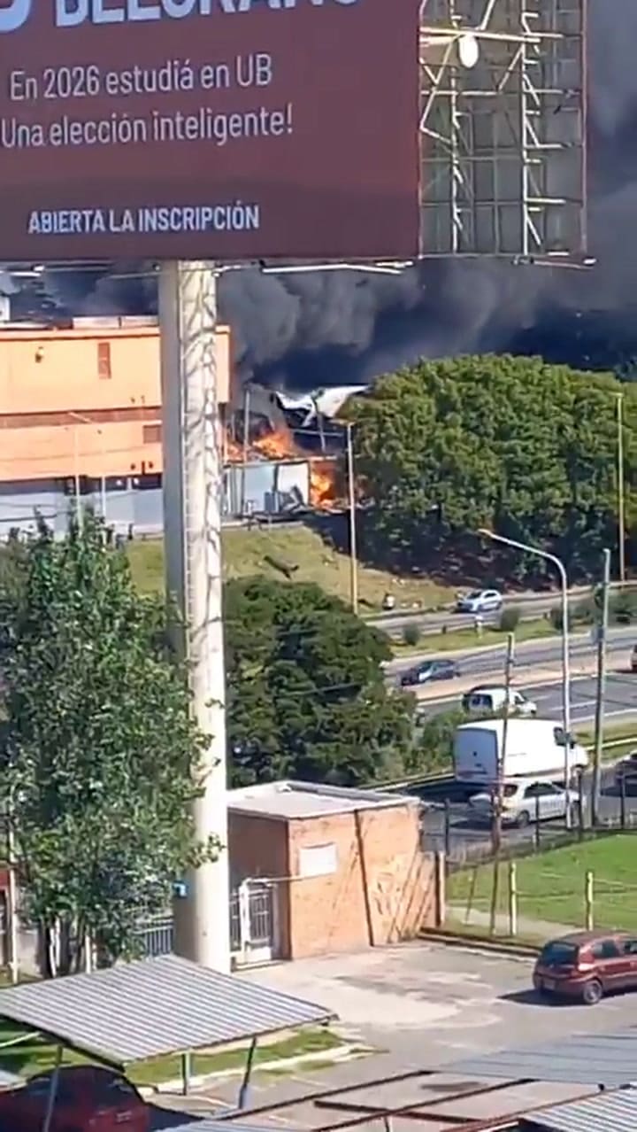 Kepulan asap besar terlihat di langit.