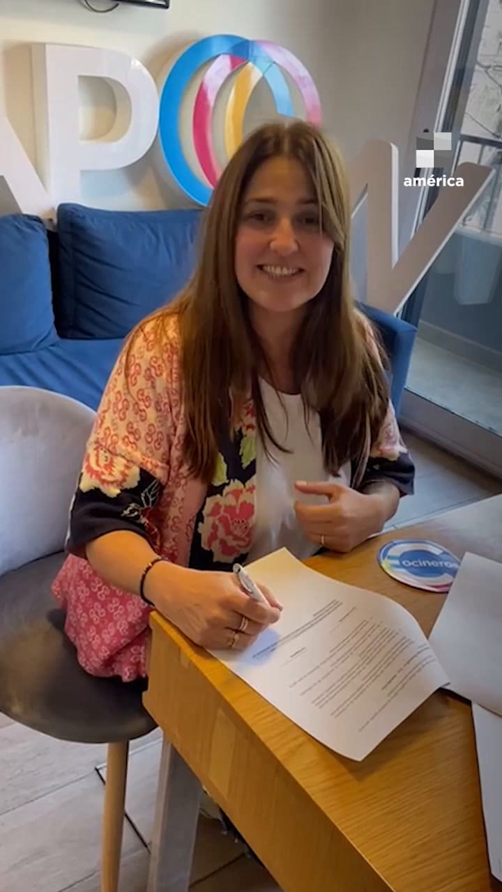 Maju Lozano firmando contrato para conducir Cocineros argentinos