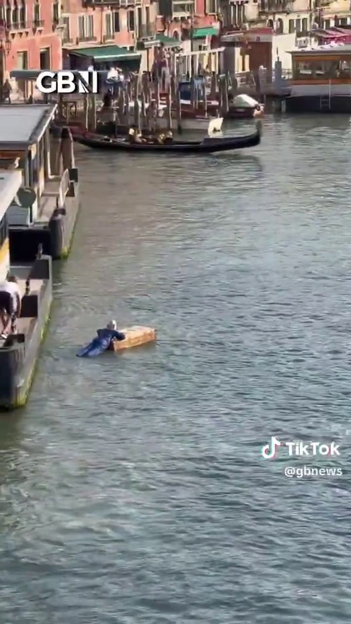 Activistas lanzaron por el Gran Canal un maniquí de Bezos aferrado a una caja de Amazon