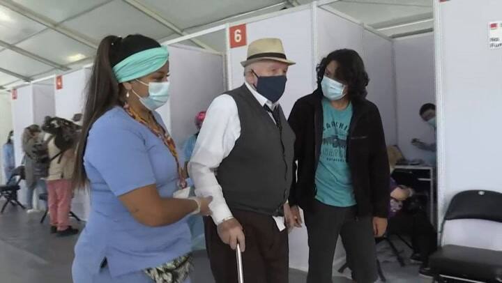 Chile inicia vacunación de sus adultos mayores - Fuente: AFP