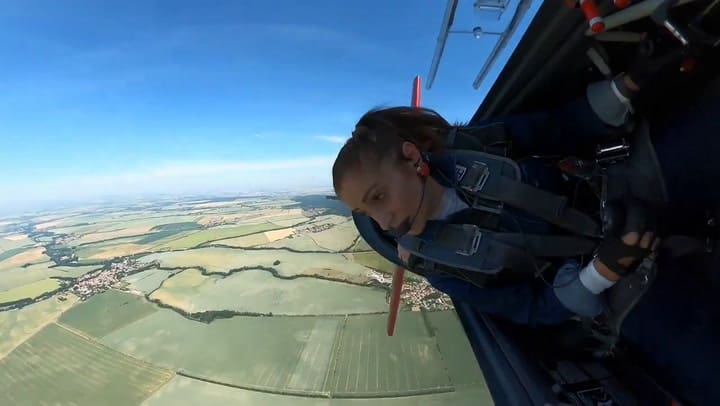 A una piloto holandesa se le abrió la capota del avión y casi ocurre una tragedia: casi pierda la vista