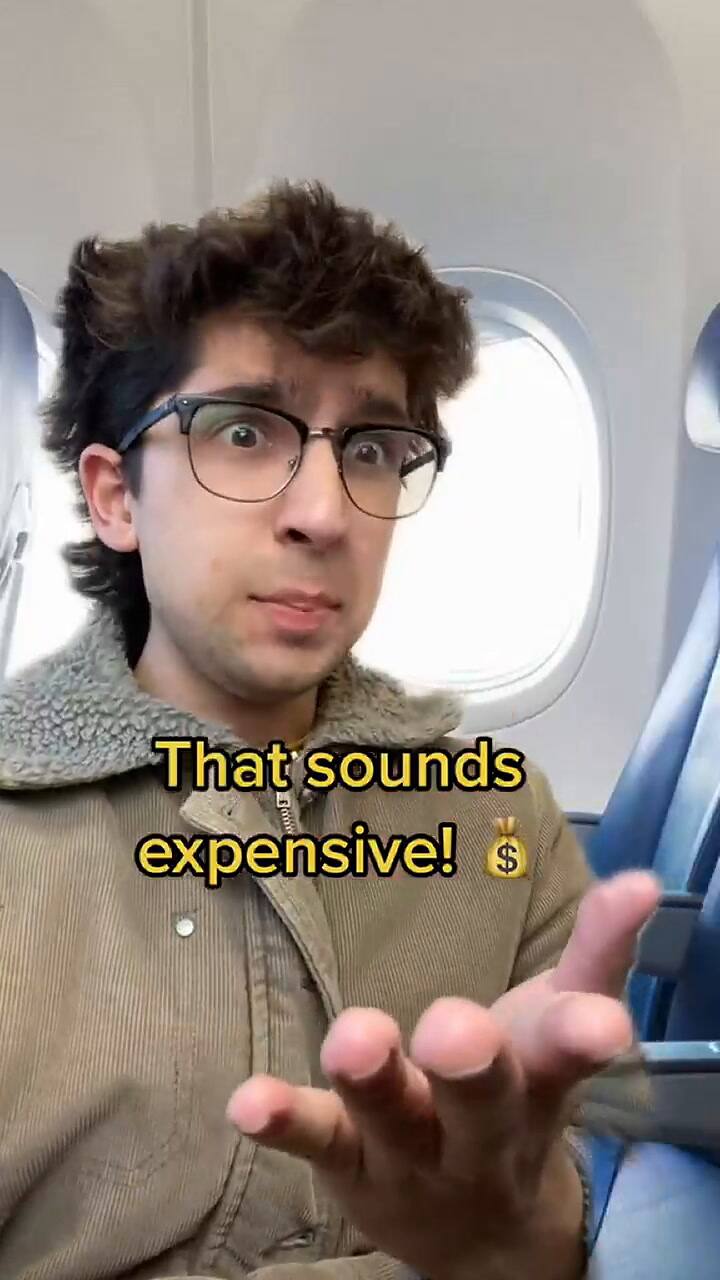 Un tiktoker generó polémica al compartir su truco para ganar espacio en el avión