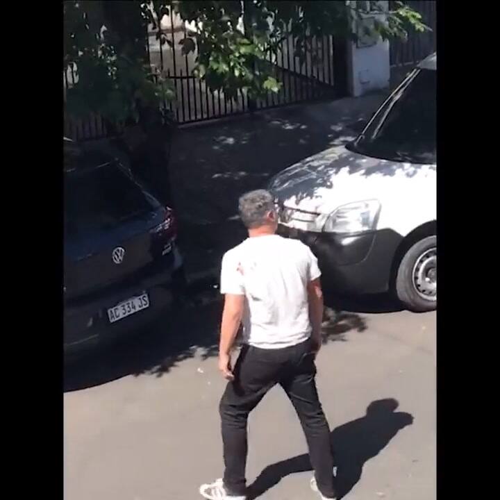 Un hombre sacó una pistola y comenzó a disparar en plena calle tras discutir con el exnovio