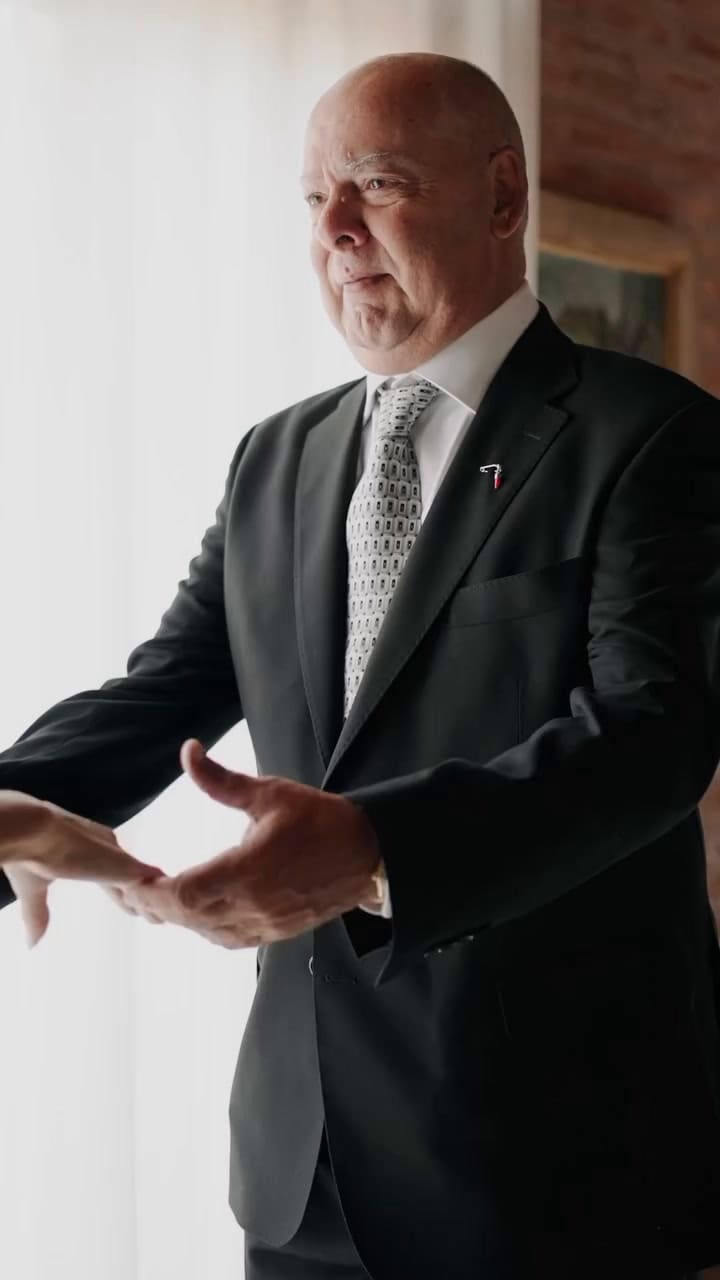 La emoción de Emily y sus papá en el casamiento