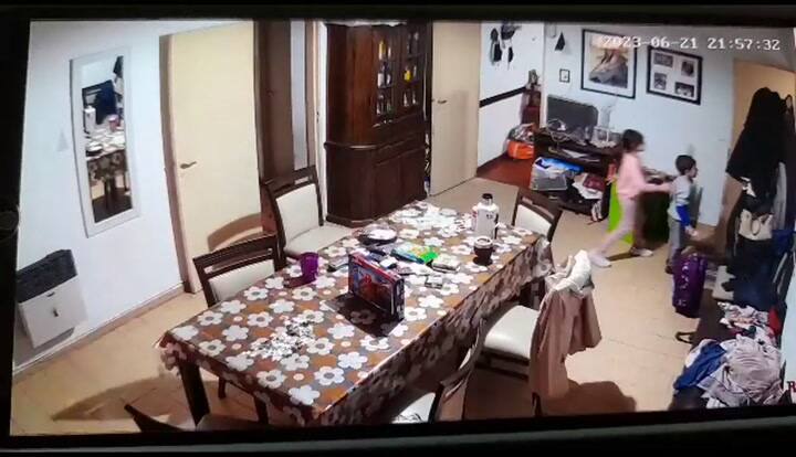 Rosario le allanaron la casa por error mientras la niñera cuidaba de sus dos hijos