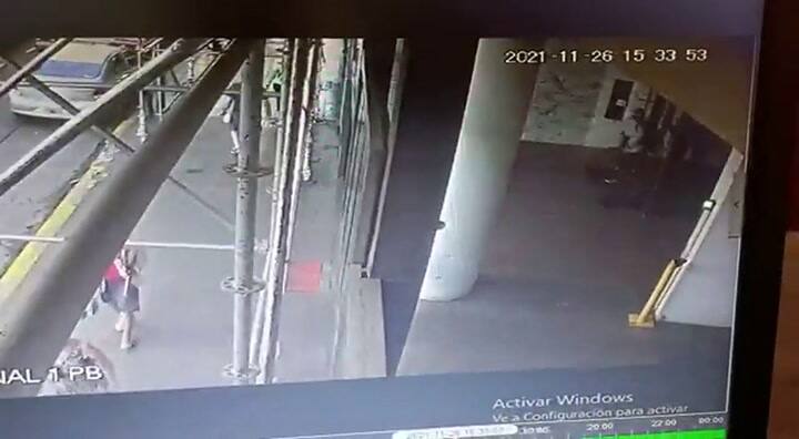 La última imagen de Nancy Videla al salir del edificio de Palermo donde trabajaba